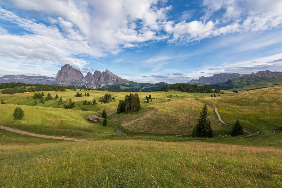 Prati e sentieri di montagna sotto le Dolomiti