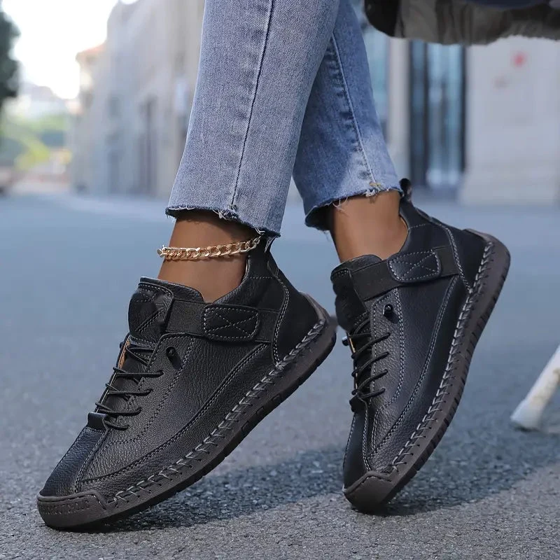Clelia nera indossata coi jeans, vista di tre quarti