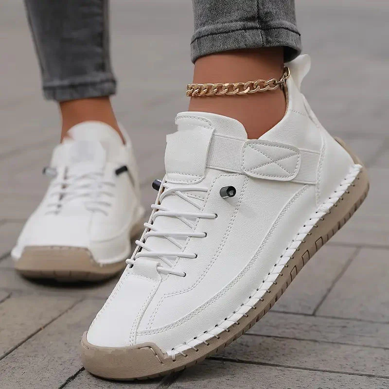Clelia bianca indossata: fascia elastica, strappo e lacci elastici