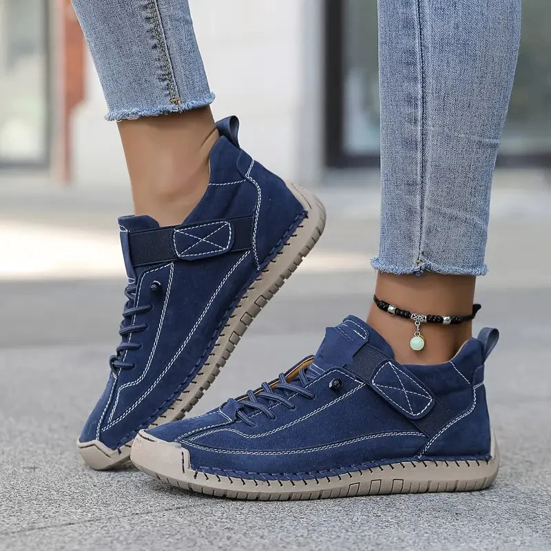 Clelia blu indossata: punta larga e suola chiara cucita