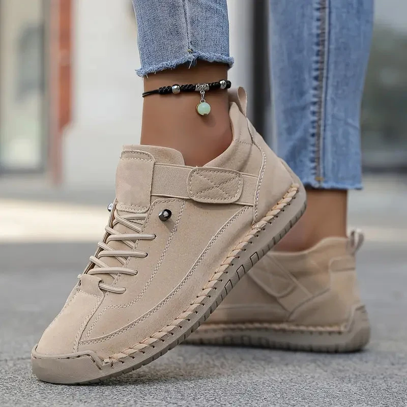 Clelia beige indossata coi jeans