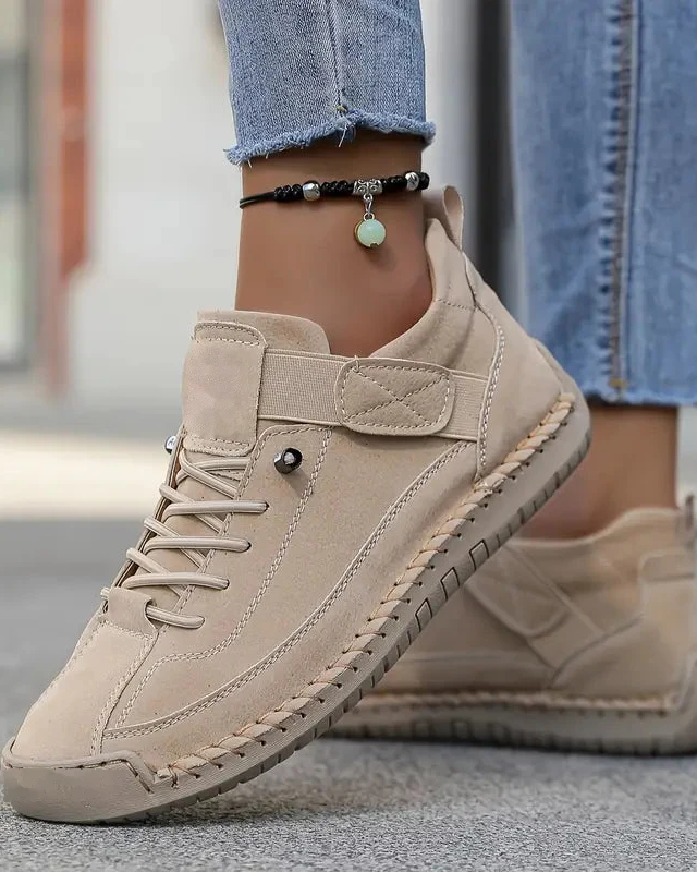 Clelia beige indossata coi jeans