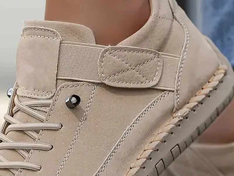 La fascia elastica e la fascetta con lo strappo di Clelia beige, da vicino