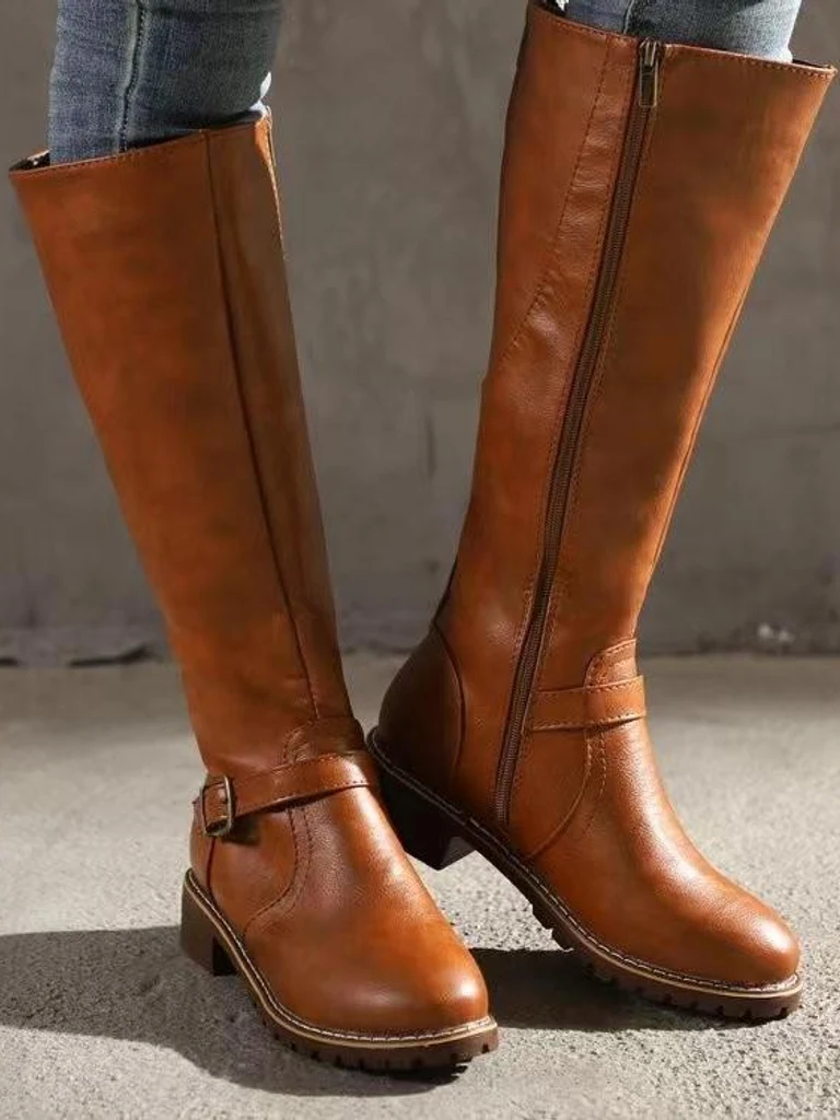 Costanza cuoio in piedi, con i jeans